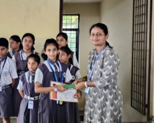 Rida Khalif secured first place in the elocution competition organized by People of Ponda. 26 students participated from 14 schools Rida stood first among them.
