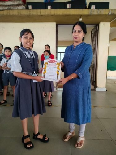Rida Khalif secured first place in the elocution competition organized by People of Ponda. 26 students participated from 14 schools Rida stood first among them.