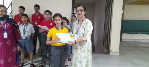 Rida Khalif secured first place in the elocution competition organized by People of Ponda. 26 students participated from 14 schools Rida stood first among them.