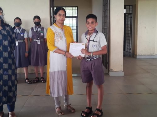 Rida Khalif secured first place in the elocution competition organized by People of Ponda. 26 students participated from 14 schools Rida stood first among them.