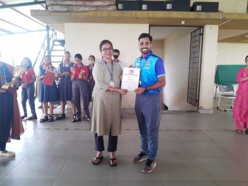 Rida Khalif secured first place in the elocution competition organized by People of Ponda. 26 students participated from 14 schools Rida stood first among them.