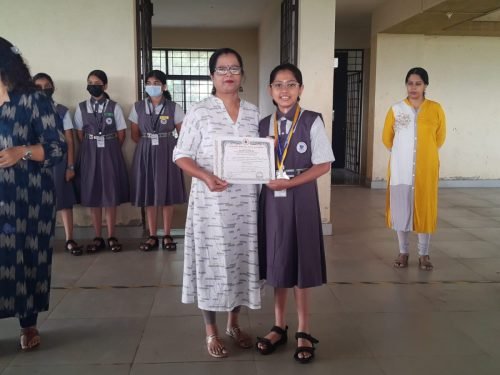 Rida Khalif secured first place in the elocution competition organized by People of Ponda. 26 students participated from 14 schools Rida stood first among them.