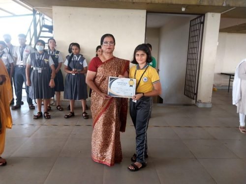 Rida Khalif secured first place in the elocution competition organized by People of Ponda. 26 students participated from 14 schools Rida stood first among them.