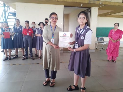 Rida Khalif secured first place in the elocution competition organized by People of Ponda. 26 students participated from 14 schools Rida stood first among them.