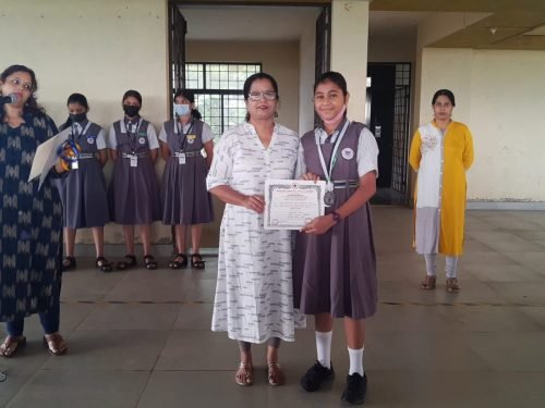 Rida Khalif secured first place in the elocution competition organized by People of Ponda. 26 students participated from 14 schools Rida stood first among them.