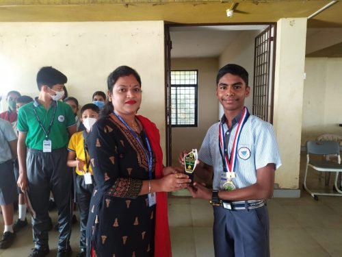 Rida Khalif secured first place in the elocution competition organized by People of Ponda. 26 students participated from 14 schools Rida stood first among them.