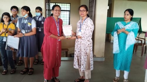 Rida Khalif secured first place in the elocution competition organized by People of Ponda. 26 students participated from 14 schools Rida stood first among them.