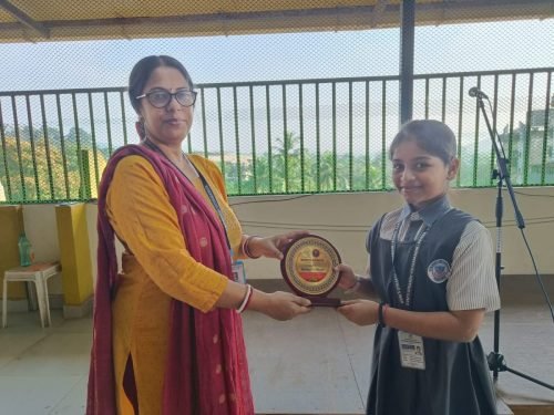 Rabhya Sardesai was given a momento on completion of 8 level of abacus
