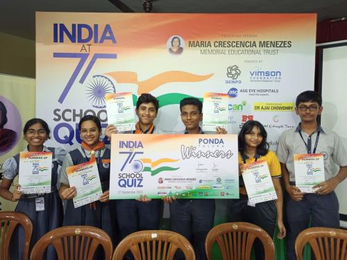 (L-R) First runner up team, Rida Khalif and Trayee Dhaimodkar; the winners, Vedant Dhopate and Vishwaraj Patil; second runner up Bhumi Raut, Shubham Jha. All three winners from Utkarsh Vidyamandir at a quiz competition organised by Harshwardhan Bhatkuly as a part of India's 75 years. 